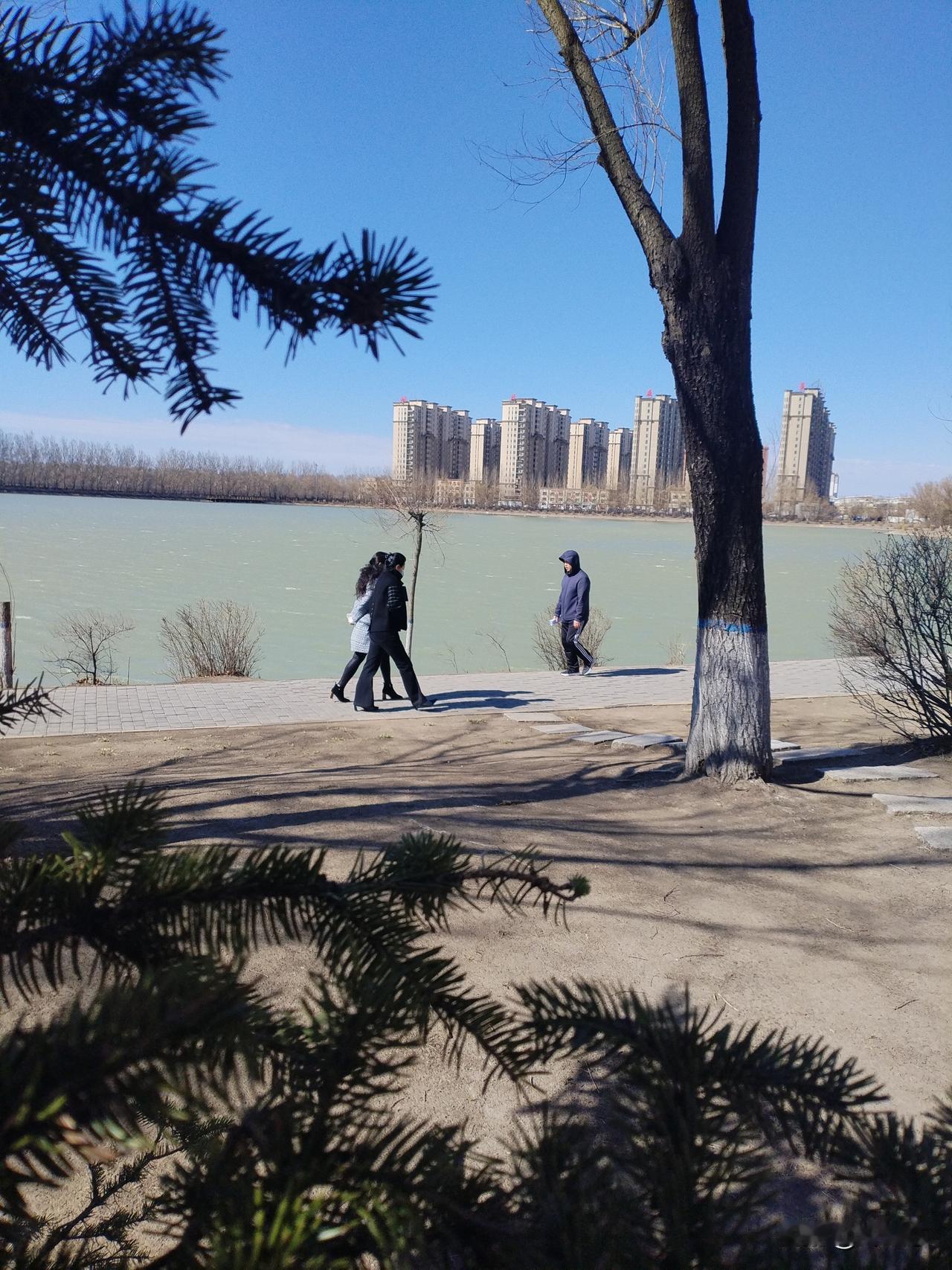春景吟
阳光璀璨南湖湾，
碧波荡漾柳如烟。
漫步赏景聊天地，
请续句……
（何必