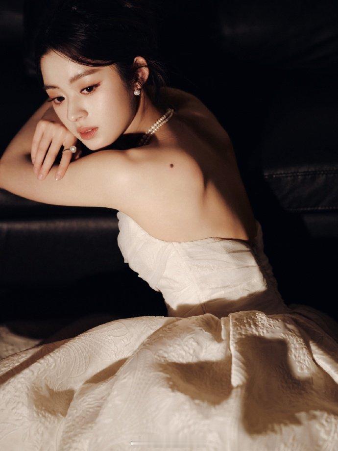 黄杨钿甜05花星气妹妹这身星光真是越来越亮了，走在人群里，她就是那颗最耀眼的星！