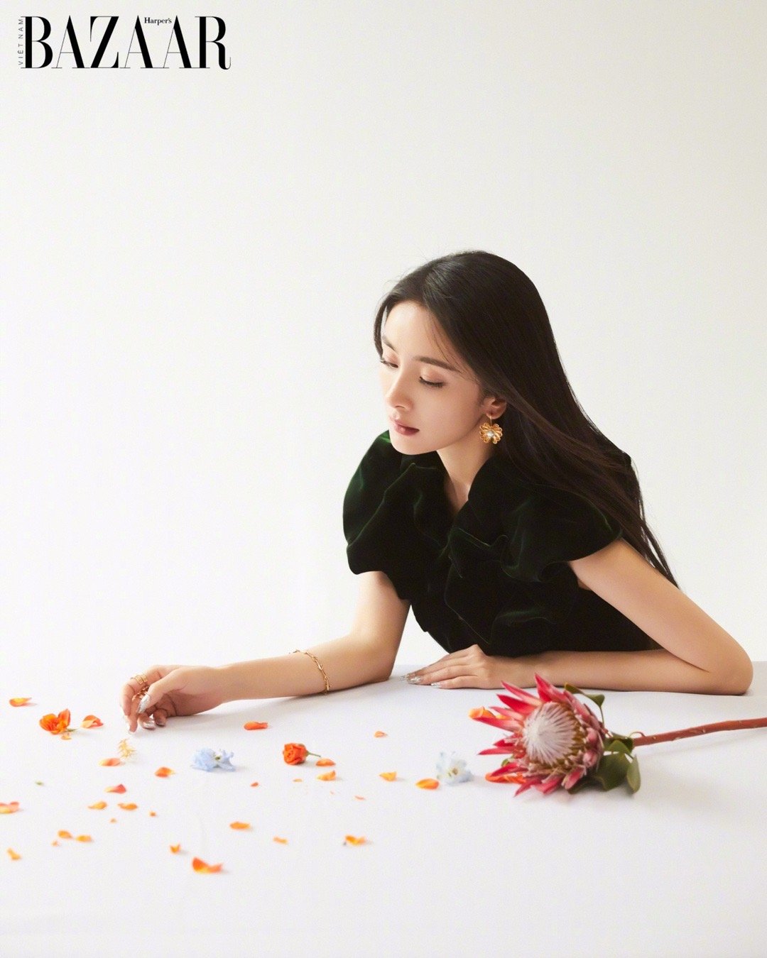 杨幂生万物 ym 杨幂宁绣绣 漫步花间，裙摆缀满初夏浪漫孔雀低语，白纱轻扬自由与