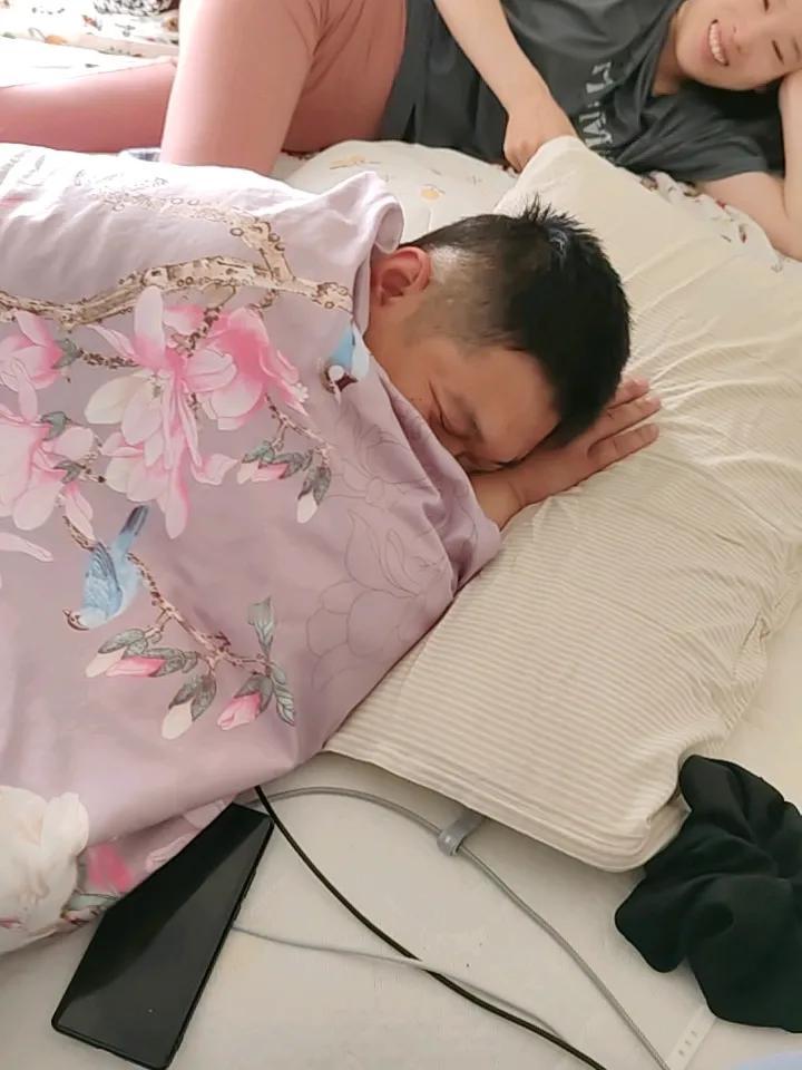 瞅这玩意，今天好不容易放假了，我下午就走了。光睡觉，也不跟我聊天，我们聊天还嫌烦