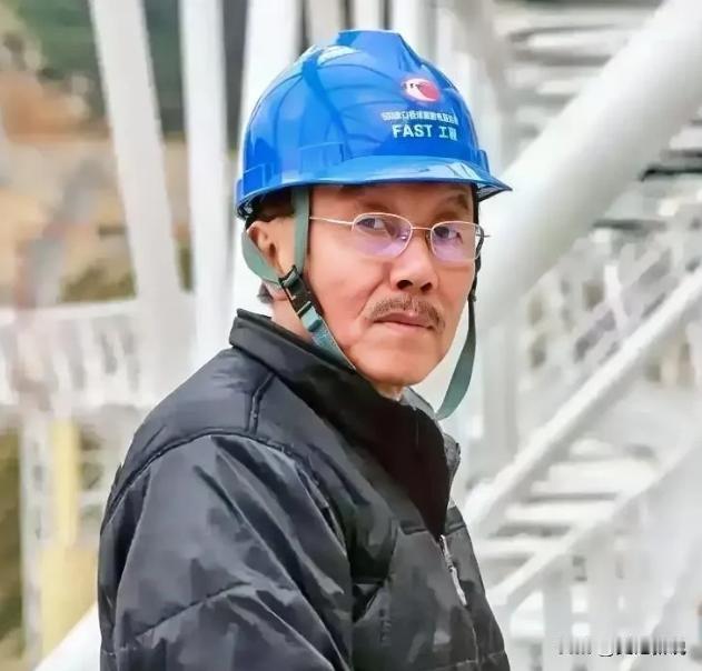 照片里的“农民工”，用自己的力量卡住了欧美国家的脖子！美国为了不让他研究，直接将