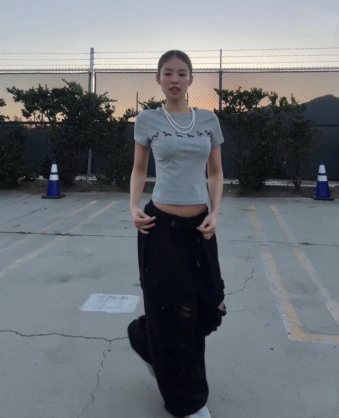 Jennie有氛围感的各种裤子 