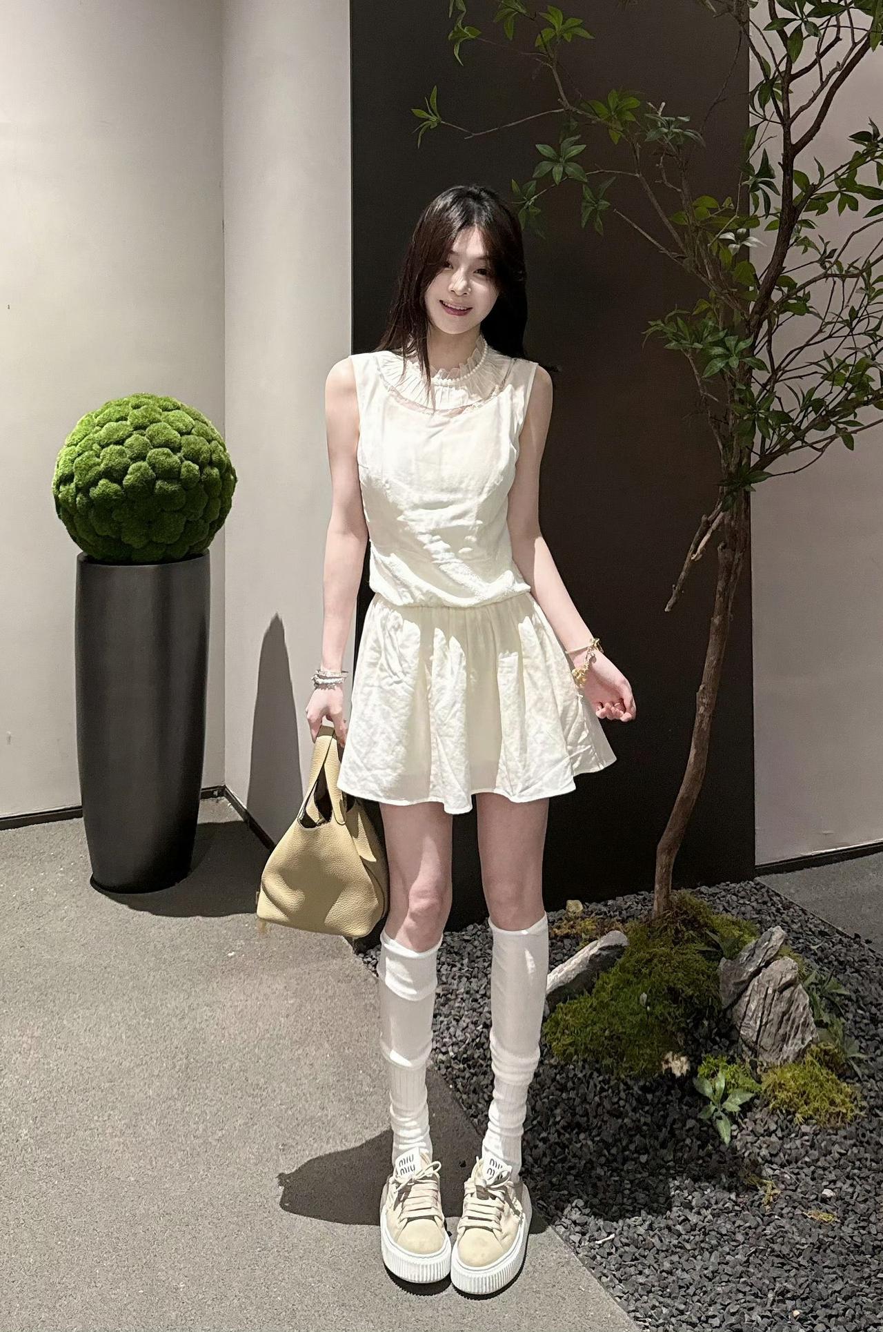 这套服装领口有手缝珍珠，胸前有褶皱与蕾丝拼接，腰间有蕾丝装饰，面料含80%莱塞尔