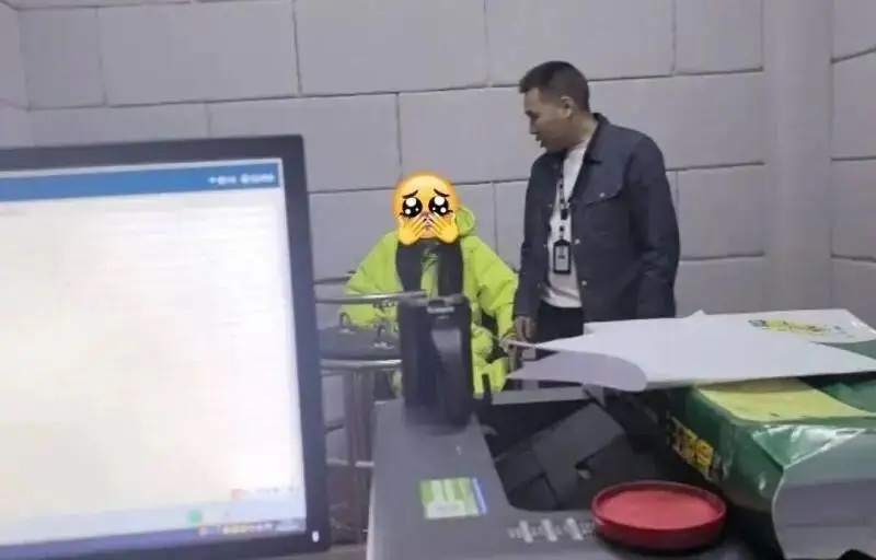 考编女生囤考点周边酒店当黄牛牛的。你这黄牛的生意忙起来还有空备考？这下子估计永远