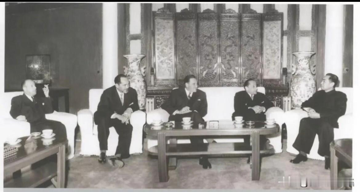1955年11月1日，周恩来总理会见以达尼埃尔·麦耶为团长的法国国民议会外交委员