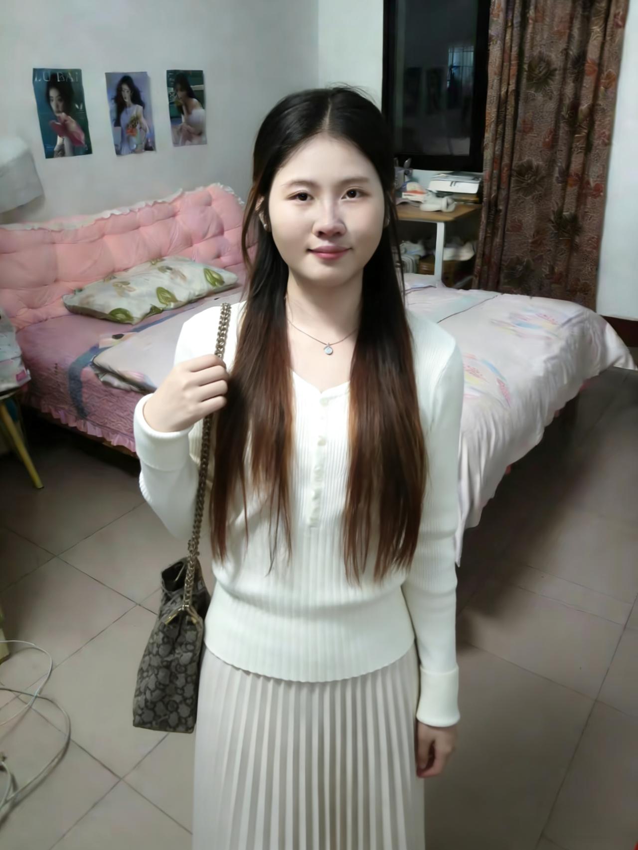 粉窗半掩夜初浓，素袂轻扬带晚风。
笑立画前人不语，一帘幽梦与谁同。