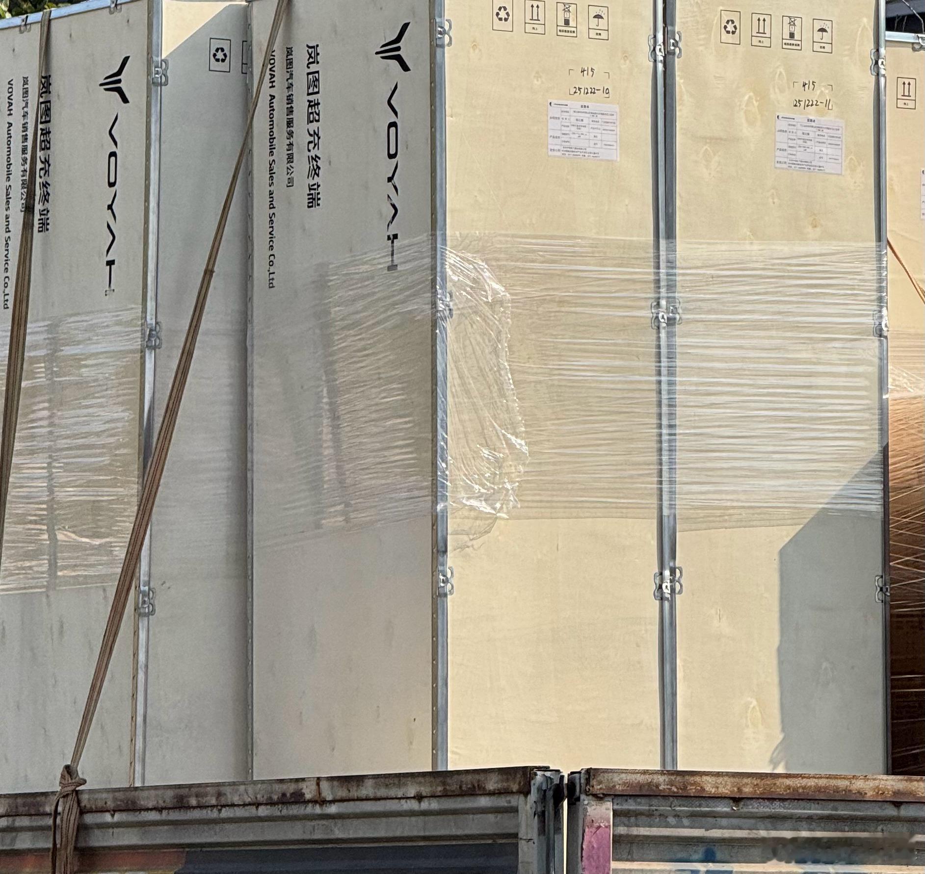 之前一直没注意过，岚图还有公共充电桩这事。刚看到一个货车拉一堆大箱子，上边有“岚