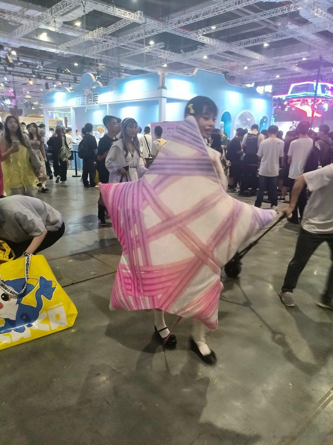 暖暖在bw萌妹刺客这一块 搭配师狂喜！展台美如艺术馆，嫡长女排面拉满，AR互动超