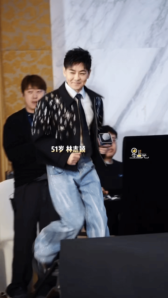 这居然是51岁的林志颖林志颖开巡回演唱会，永恒的星光这名字太贴切了，不老男神还在