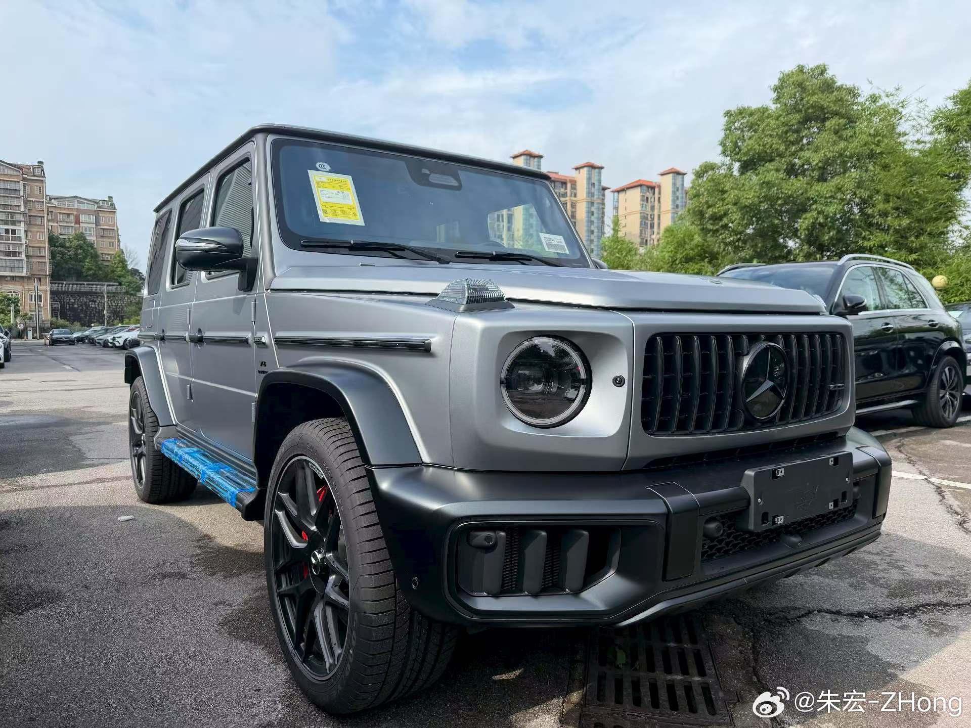 奔驰G63  哑光铂金灰/孟加拉红957总价:297.87万选配:➕漆面8.85