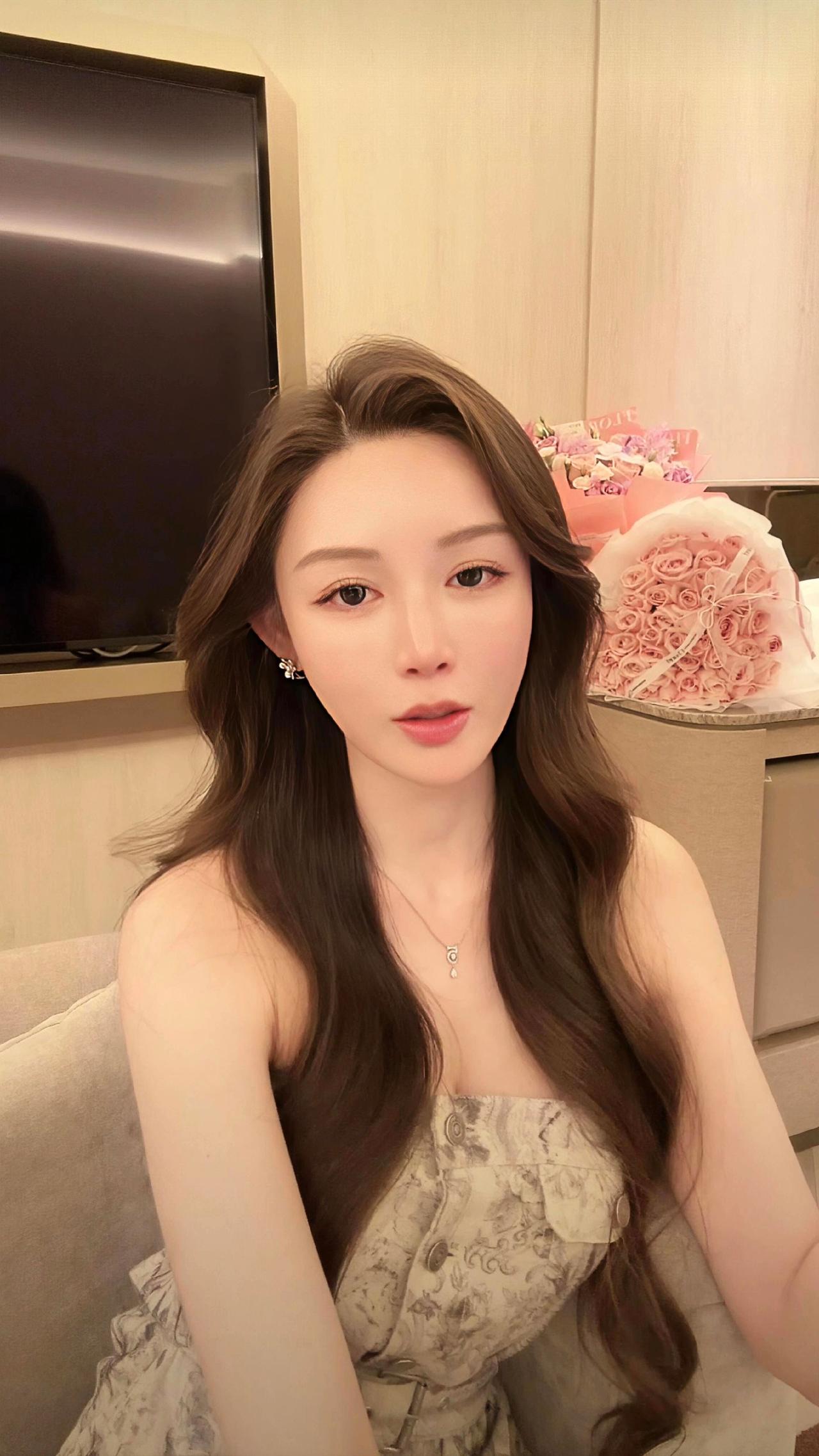 @敏敏💫 @小敏～ 
御姐 穿搭 长发女孩 气质这一块拿捏死死的