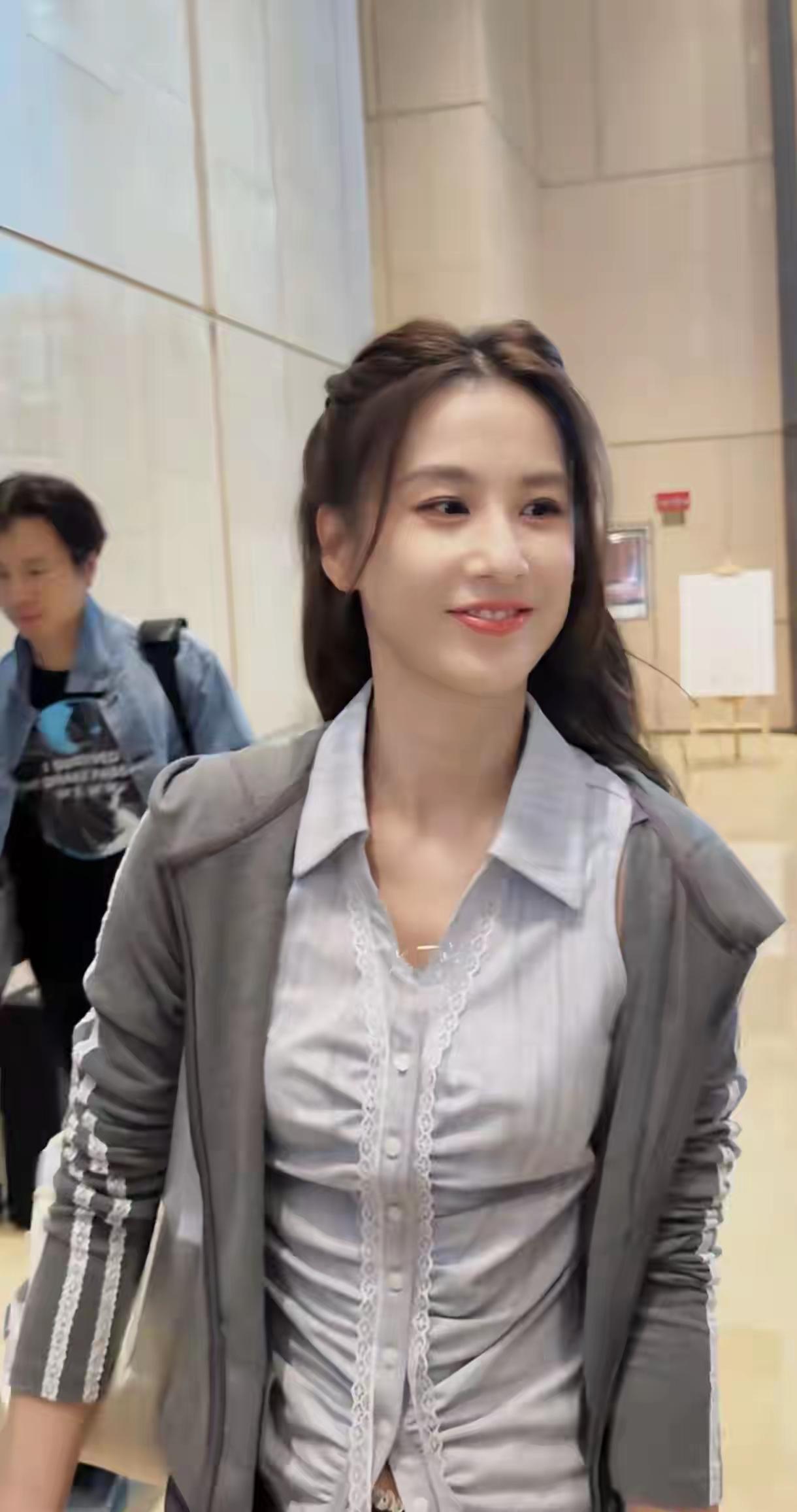 她的美无人超越
你们认识她吗？
她的脸蛋美如水，她的皮肤白皙细腻光滑有光泽，就算