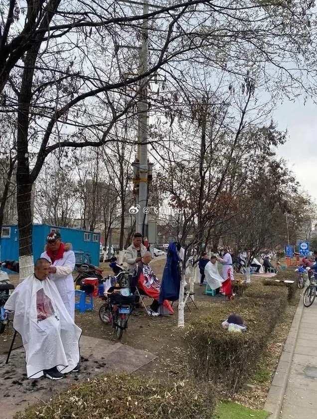10元快剪店理发师月入2万元还有这种街头剪发的，也是8-10块的的价格，有的干半