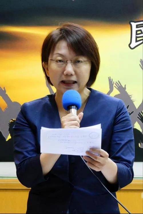 11月22日，民进党不分区立法委员范云带着惶惶如丧家之犬的民进党的另一立沈伯洋窜