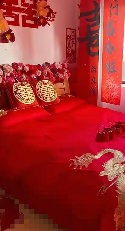 婚床坐一下就离婚？
这哪是习俗不合，
分明是婚姻里的尊重缺席！

孕妇坐婚床的禁