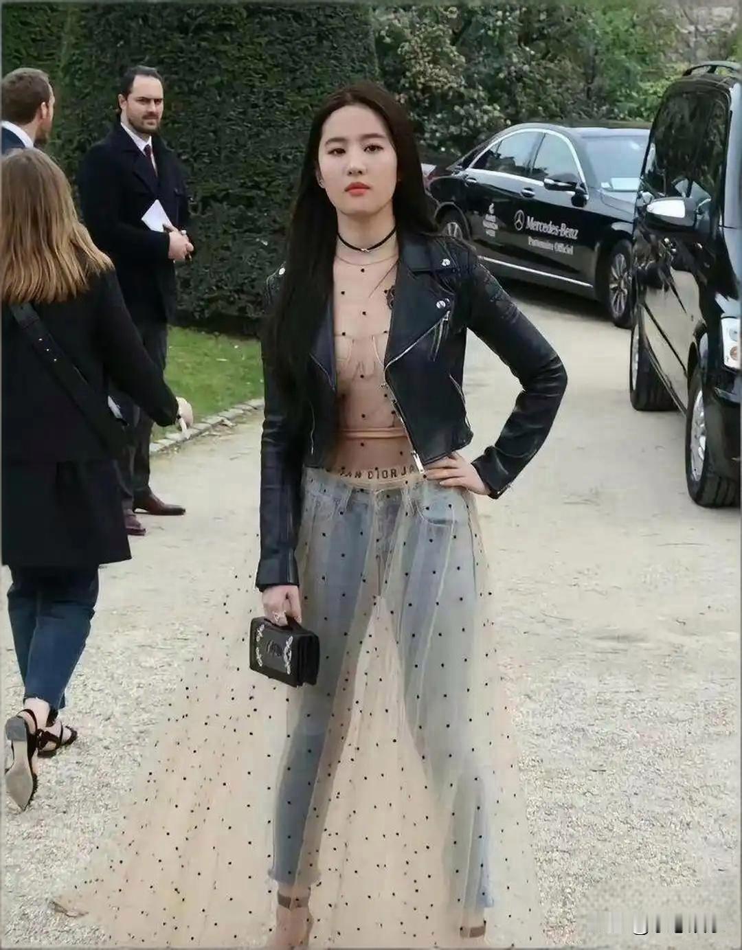 翻遍小红书没找到的神仙裙！刘亦菲这波穿搭杀疯了，果然是国风仙韵，刘亦菲身着黑色短
