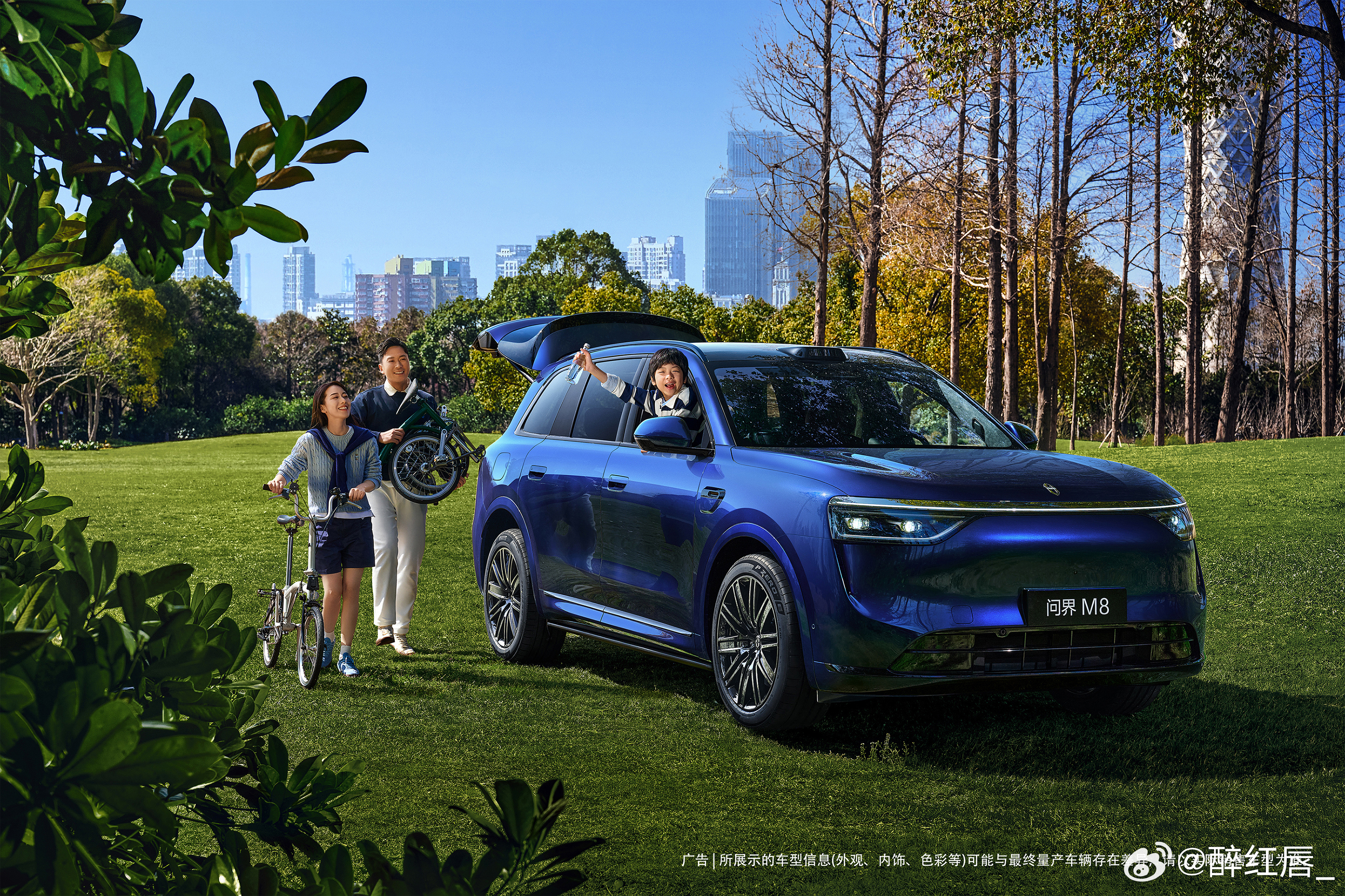 余承东官宣问界M8红蓝新色瑞红喜庆雅致，湛蓝清透高级，余承东官宣焕新升级，颜值与