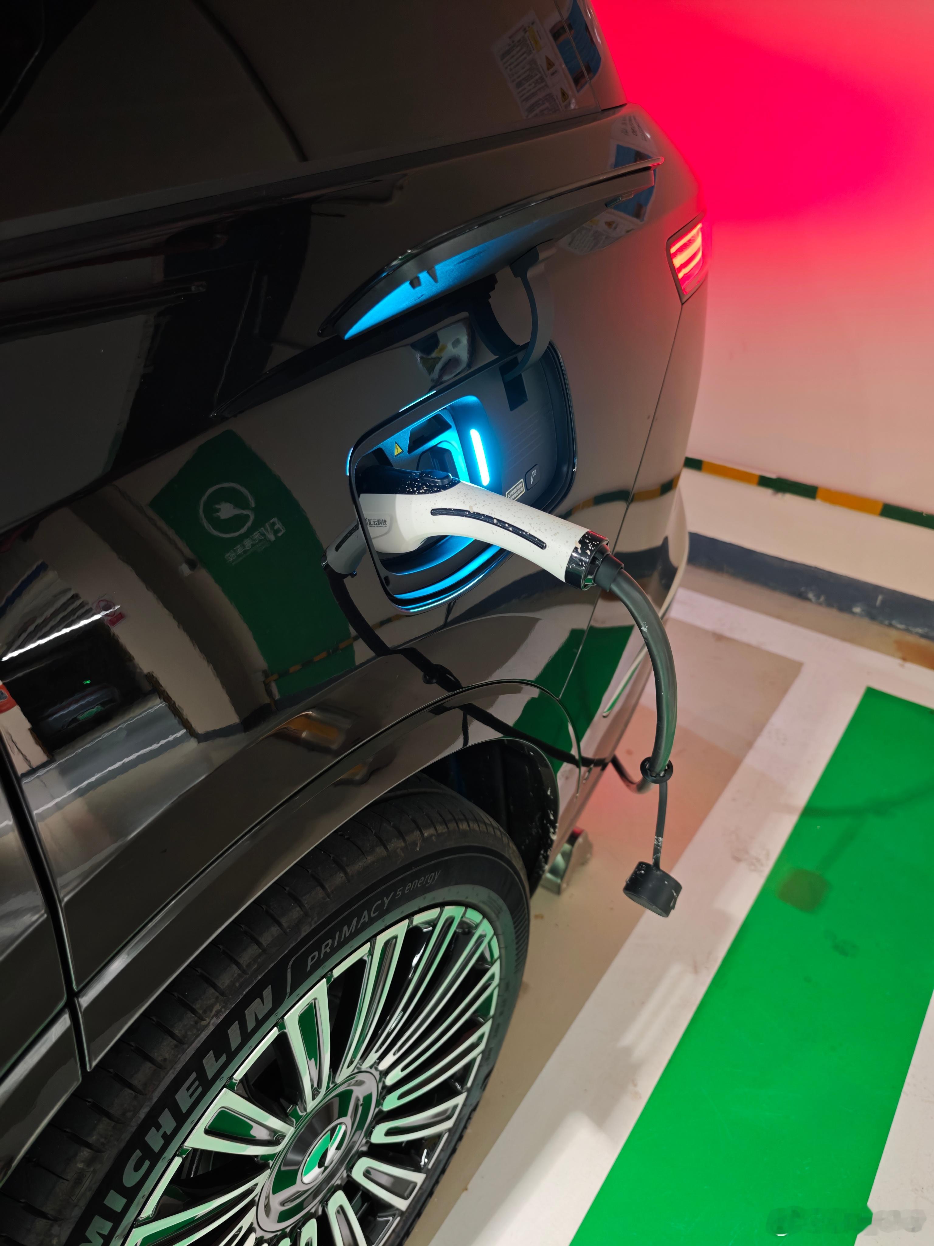 记录一下我的蔚来ES8喝的第一口奶这个酒店停车场的慢充桩可以预约充电，平时电价1