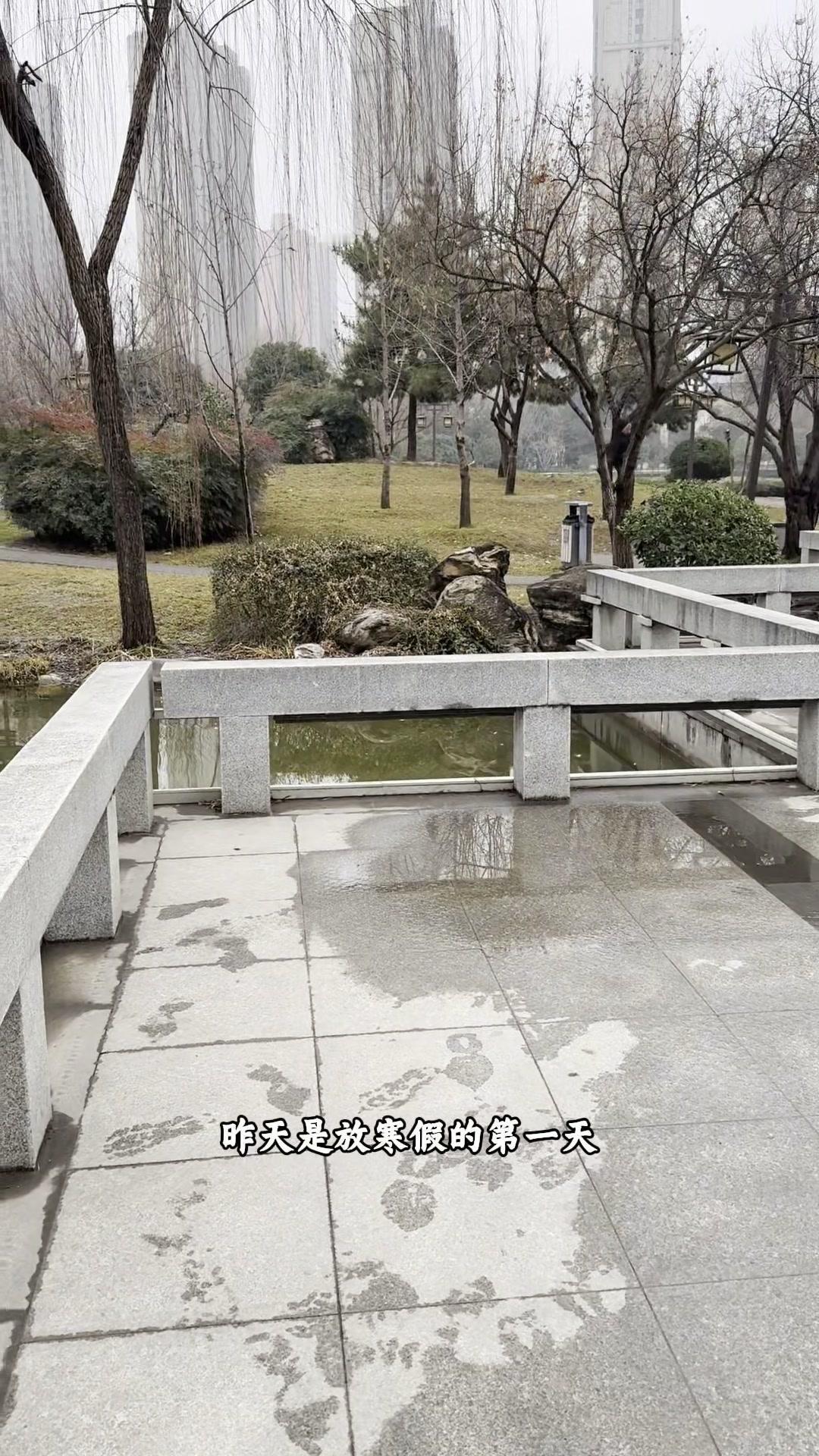 📚寒假带娃泡书店，遇到宝藏小学霸！昨天是寒假第一天，带娃去商场书店看书。旁边坐