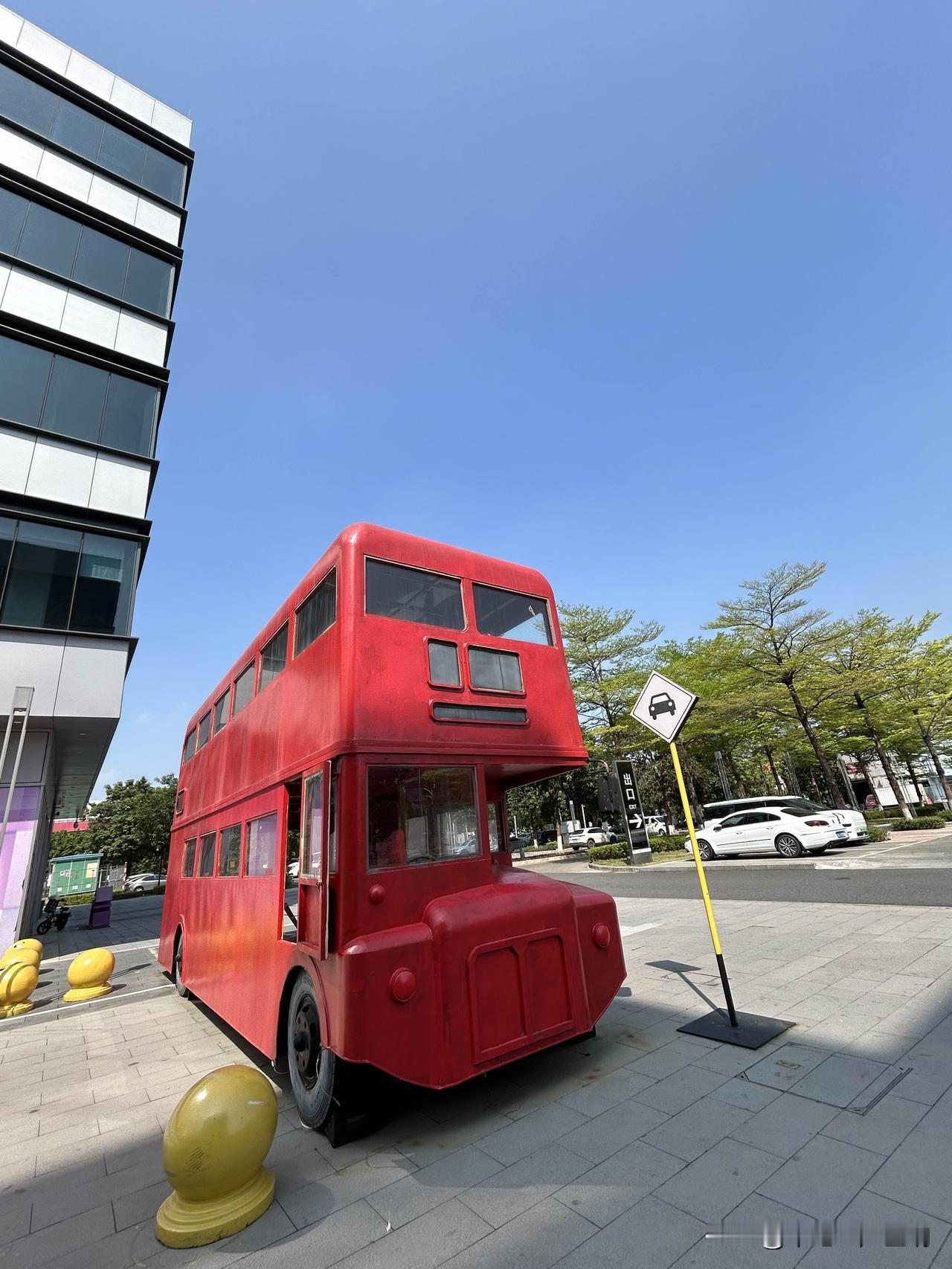 道德经里很推崇的一个观点是：反者道之动。

这句话给我们普通人揭示了事物发展的普