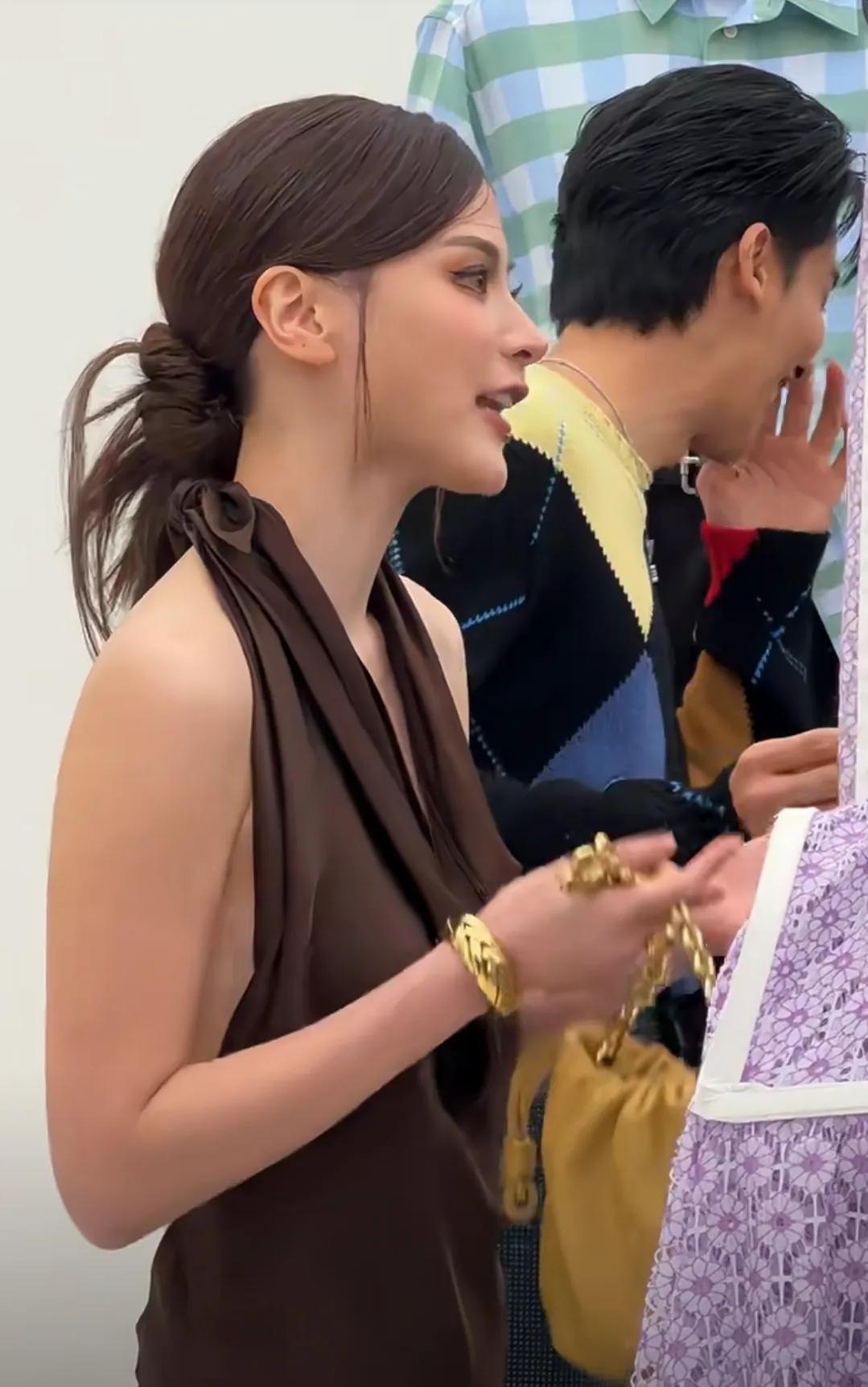 LOEVE开幕活动上偶遇泰国女明星小水，她真的好漂亮啊！生图好美，侧脸好耐看，小