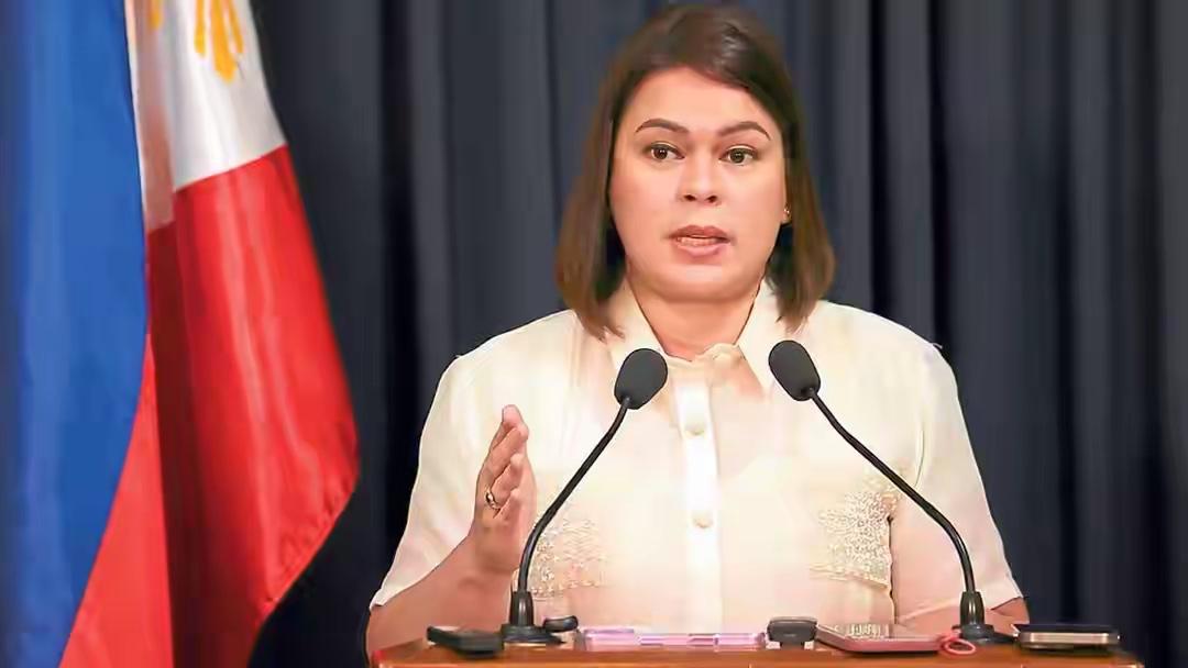 面对马科斯家族发起的猛烈攻势，菲律宾副总统，也就是杜特尔特长女莎拉突然出国，她这