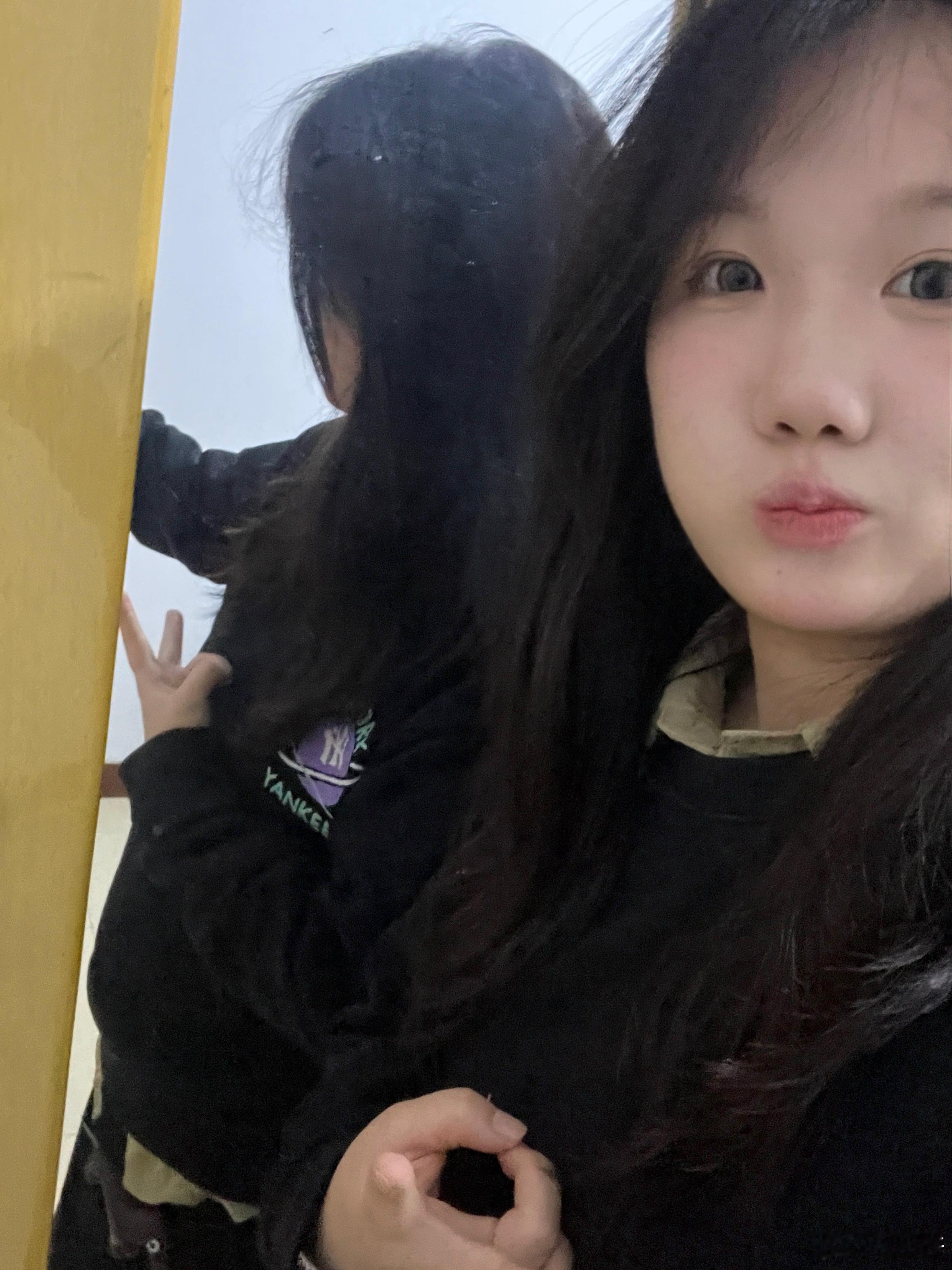 特别开心的小姐姐两枚​​​