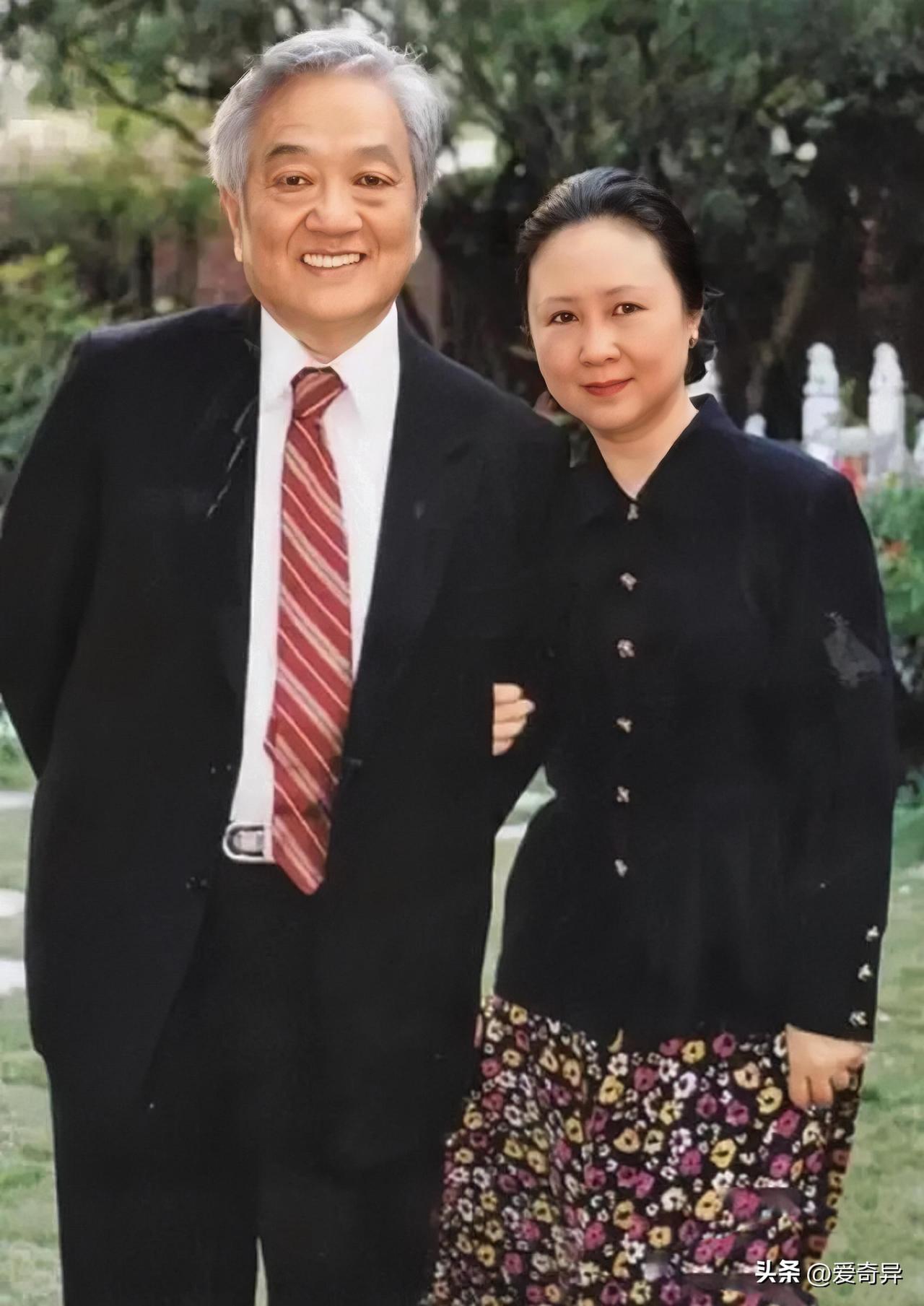 直到平鑫涛离世，琼瑶才幡然醒悟，自己竟给平鑫涛打了一辈子工。当年，平鑫涛不惜抛妻