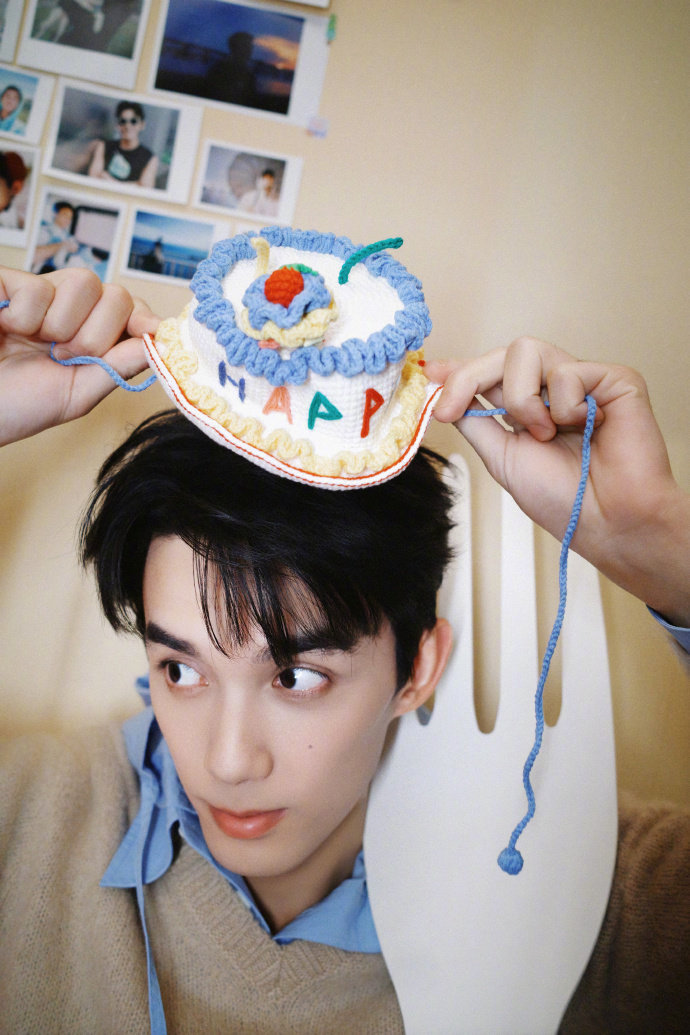 吴磊㊗️世界上最可爱最帅气的吴磊生日快乐🎂！！！生日照俏皮又可爱，又长大一岁啦