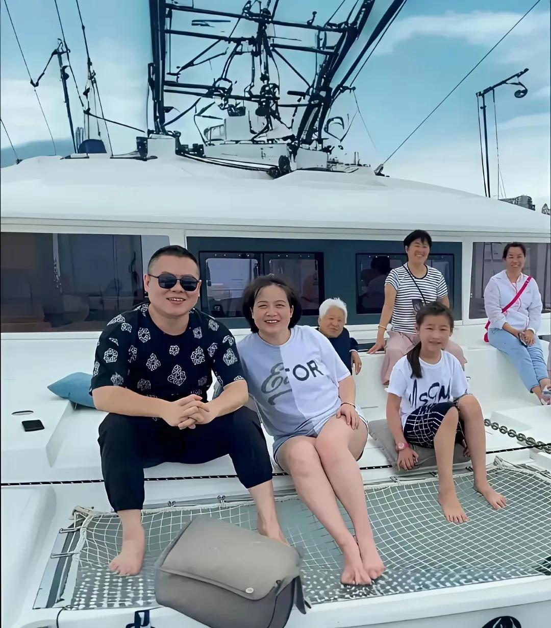 上不好学也有大出息，初中没毕业也能坐豪华游艇！他爹妈估计都没想到自己的儿子能带动