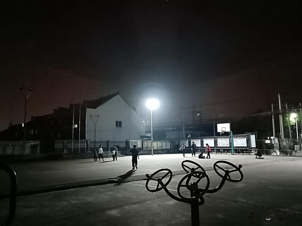 卫灵公和夫人南子夜里闲坐，听到车声辚辚，到宫门前就停下，过了宫门又响起。灵公问是