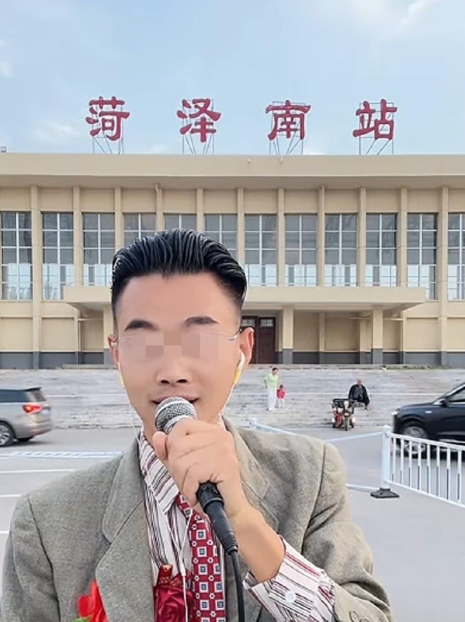 看到还有人去这个车站门口直播，企图和另一位突然爆红的草根一样红起来，他们搞不懂为