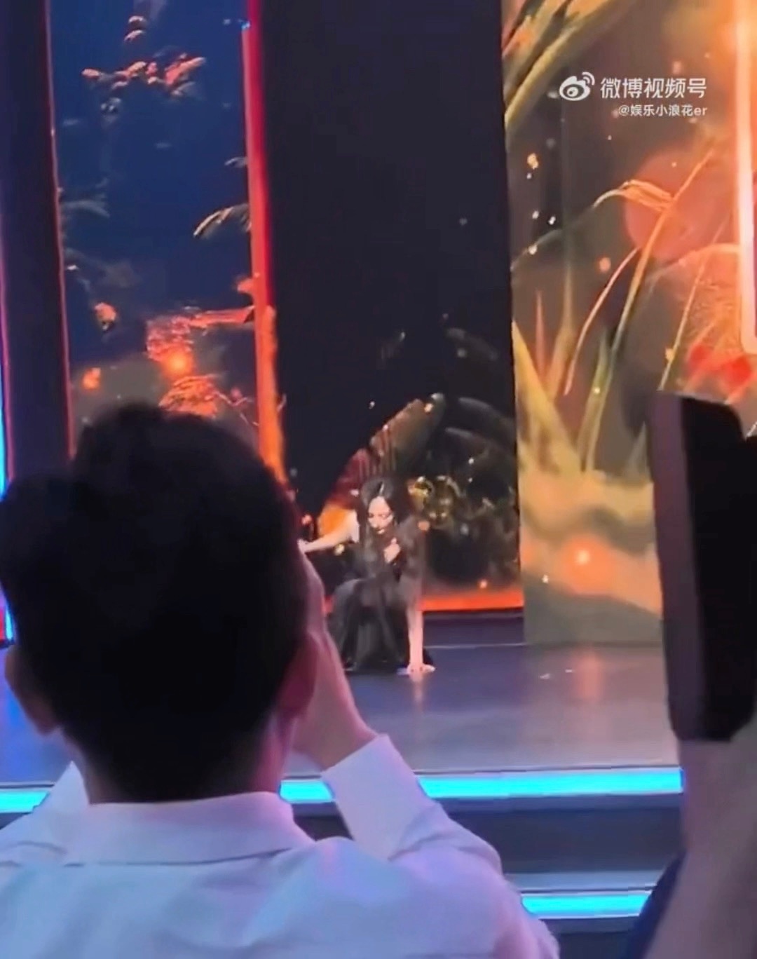 杨幂踩到裙子摔倒是85花第一个拥有摔倒名场面的么[哆啦A梦吃惊] ​​​