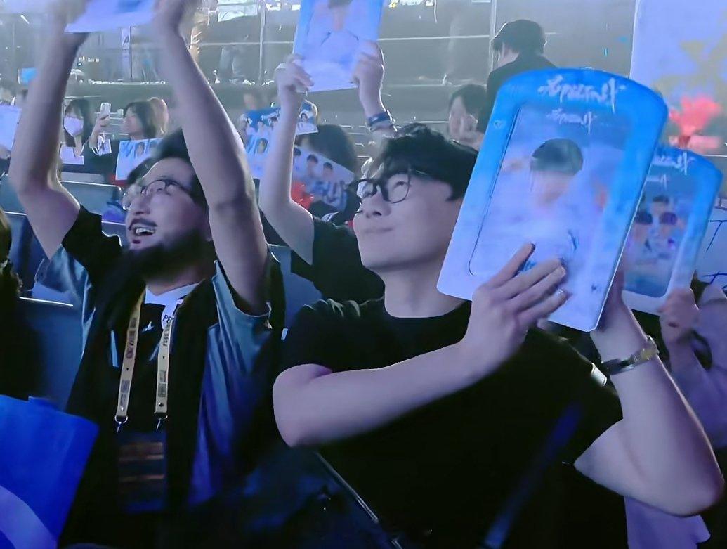 这有两位粉丝喊得好得劲！！TT登场全球总决赛 和平精英世界赛决赛揭幕战