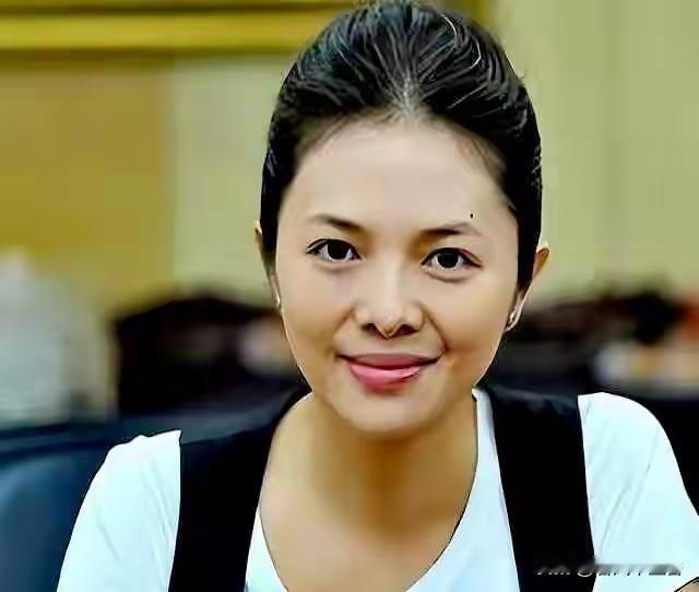 曾在央视光芒万丈的文清，如今在桂林街头买菜的模样，让人感慨万千。二十年前，她站在