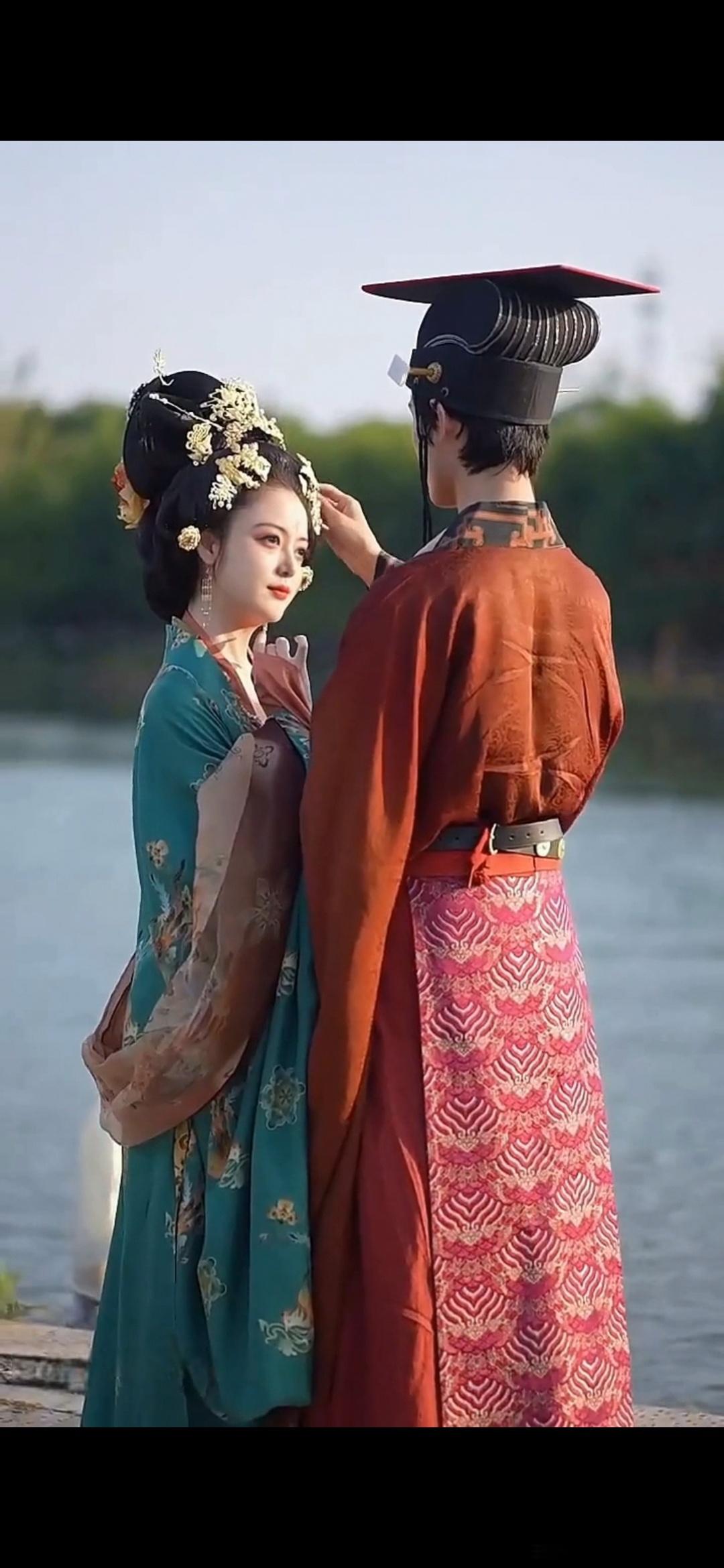 #情感# 原创——七绝·过往陈年旧事已成空，回首人间似梦中。今日重来鬓如霜，满庭