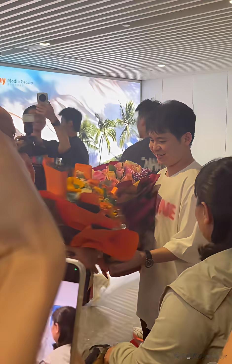 林诗栋回海南那天，海口机场的人群里，林妈妈捧着一大束红玫瑰站在最前排，比谁都扎眼
