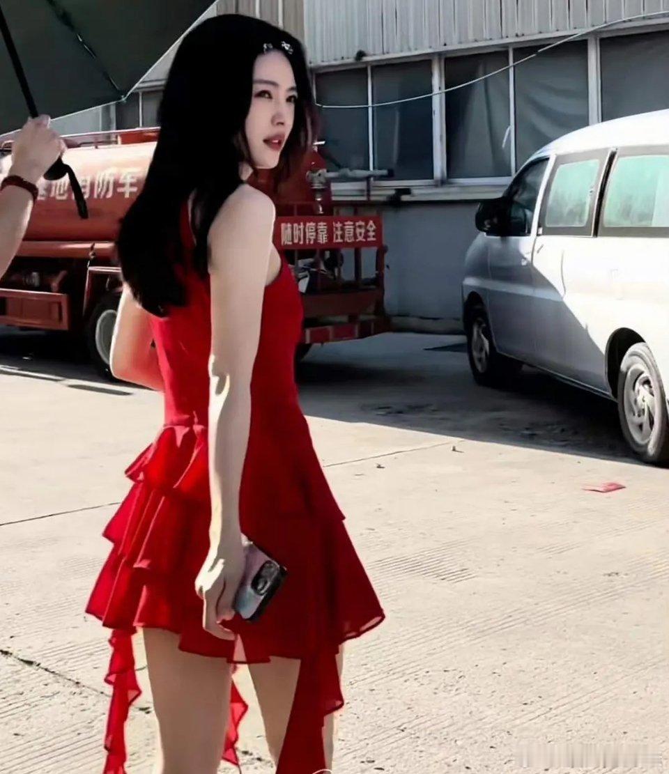 喜欢她的身材，瘦而不柴，还浑身是肌肉，很有力量感 