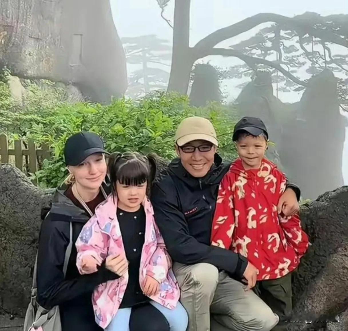 能够大大方方晒孩子的，撒贝宁、李白算是标杆！
二人经常在国内各地游玩，尤其是节假