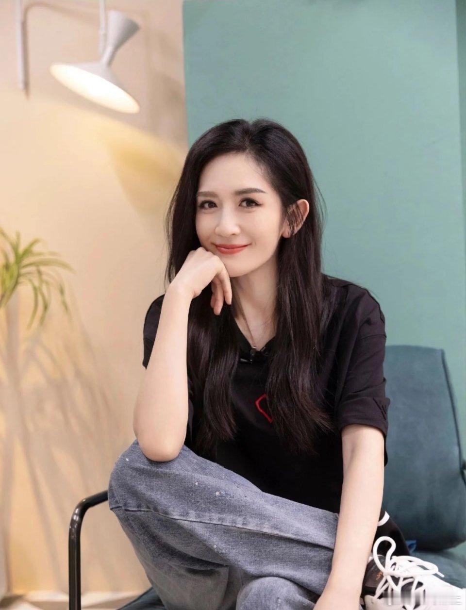 谢娜被最近的事情影响到了满怀憧憬筹备巡演，本以为会收获满堂喜爱与支持，现实却猝不