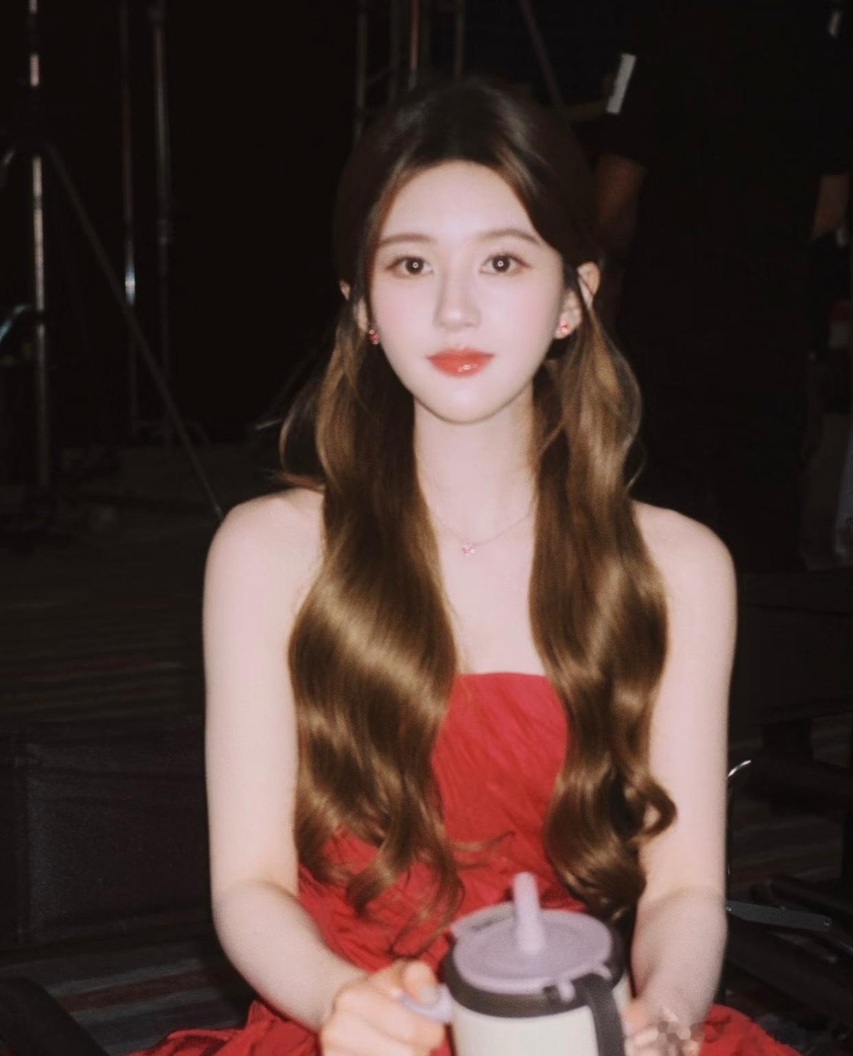 赵露思最新营业物料，又被美到了 