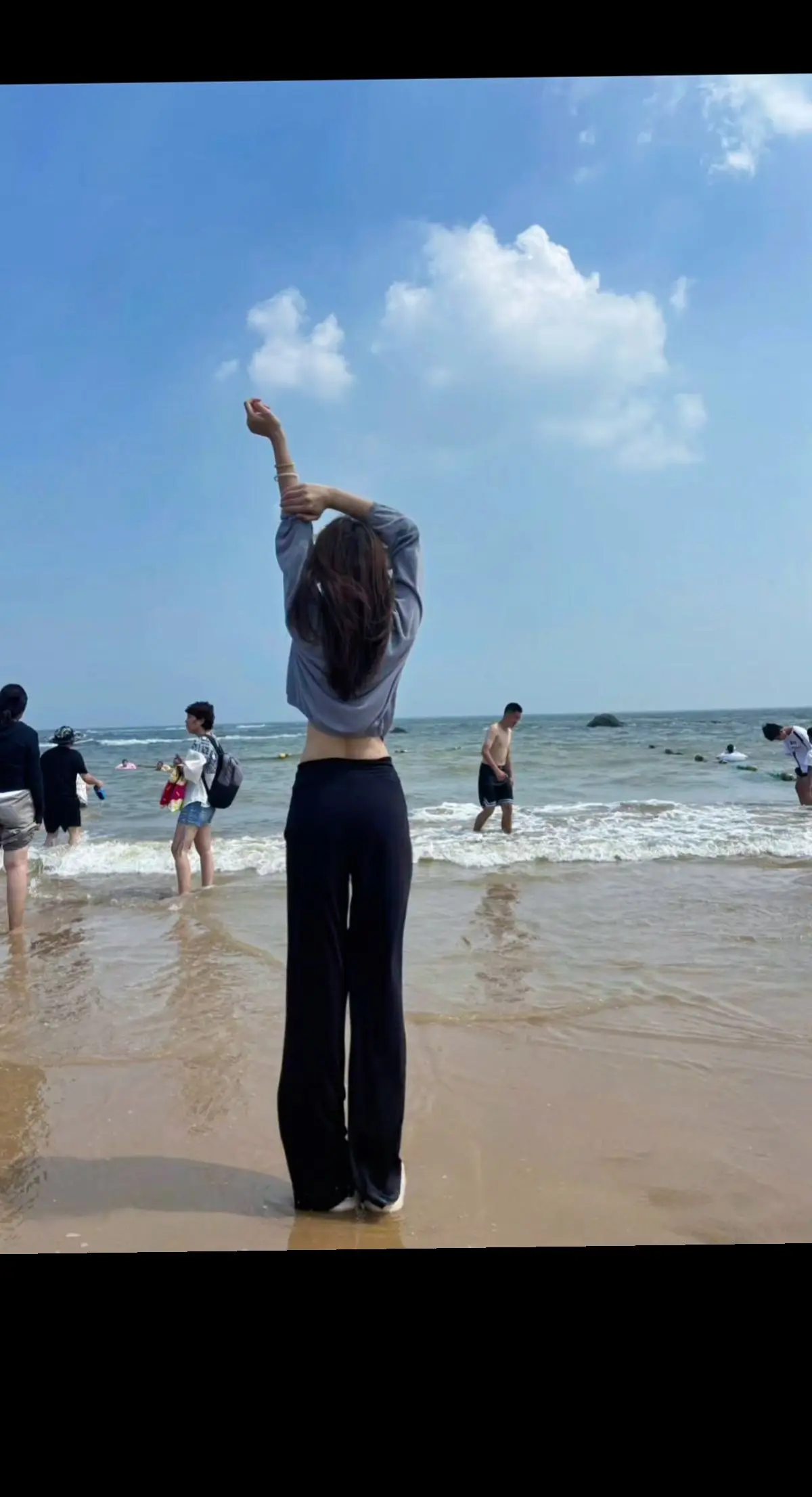 “在听一遍女儿情，敬我们的初相识，           我爱人间初相见...