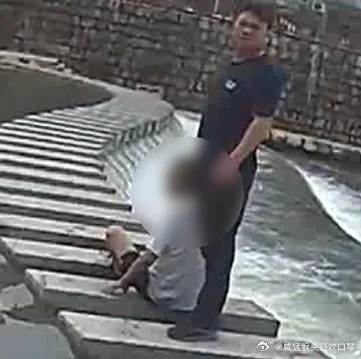 台州老人不慎被困浅溪第一时间拨通110老人误入浅溪被困，冷静机智及时报警求助，民