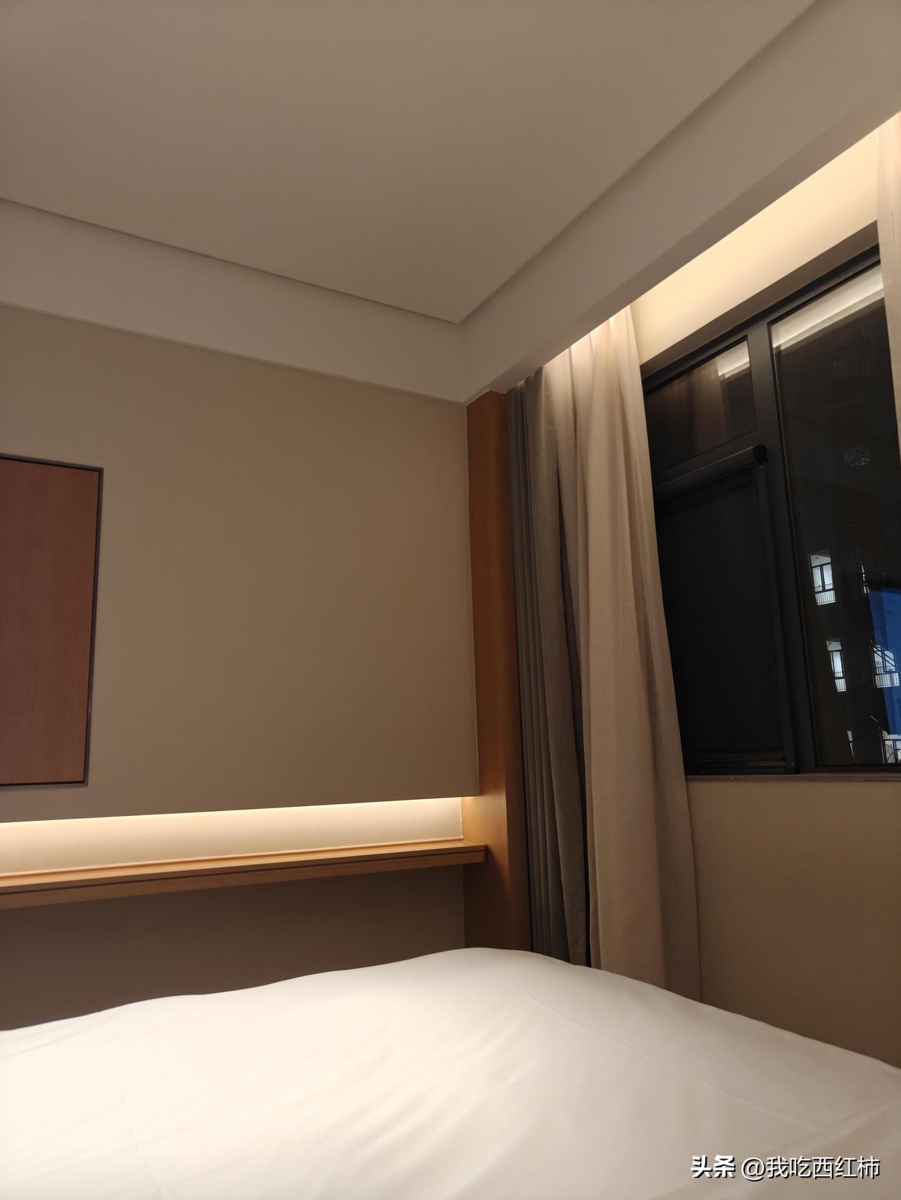 心疼公司的差旅费
原本计划五点前结束会议，勉勉强强能赶上末班车。结果会议结束车都