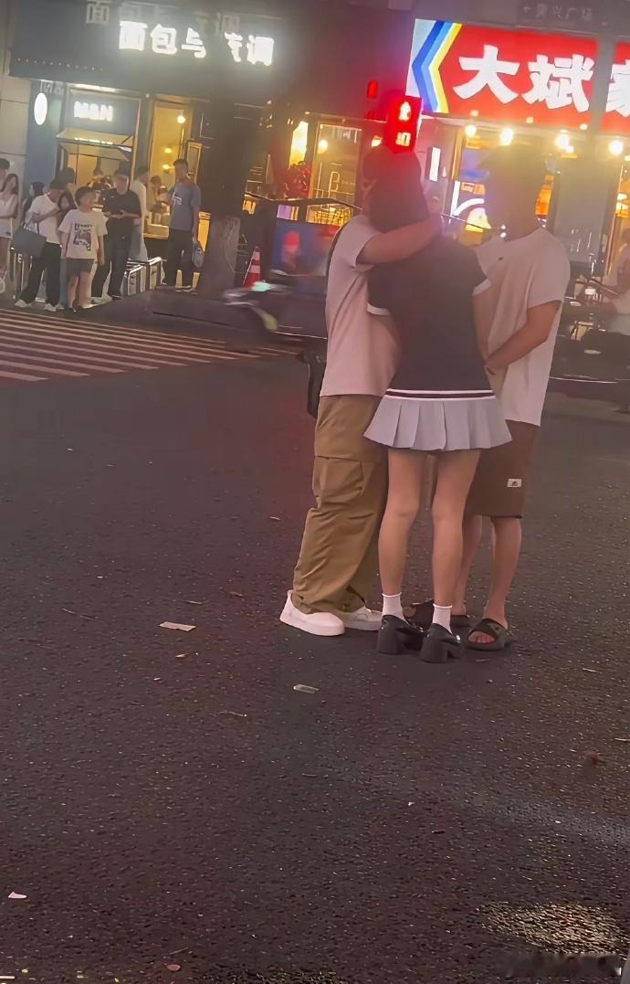三个人的爱情这么有意思吗？[笑cry] ​​​