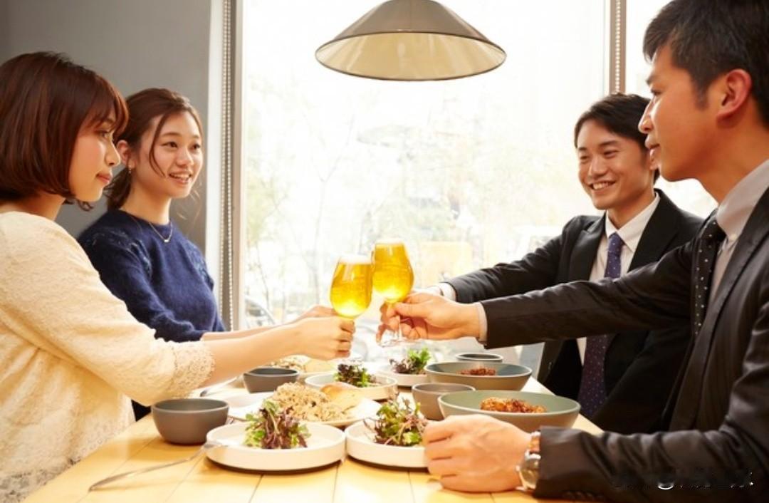 当下流行的“搭子”社交，
至少有5个方面的弊端：

1. 关系像“一次性筷子”，