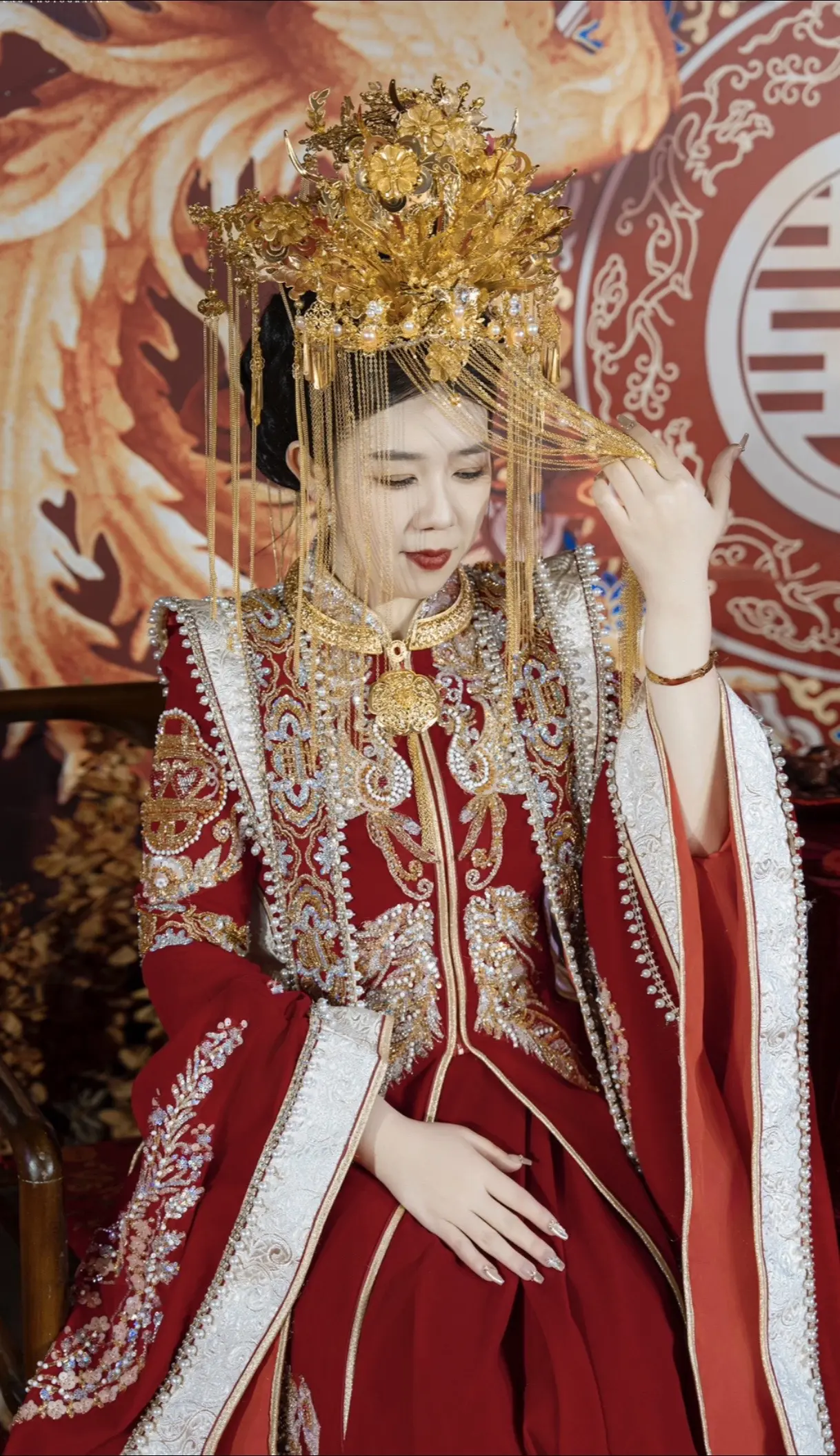 三书六聘明媚正娶 手戴金饰头戴金冠属于中国女生的顶级浪漫