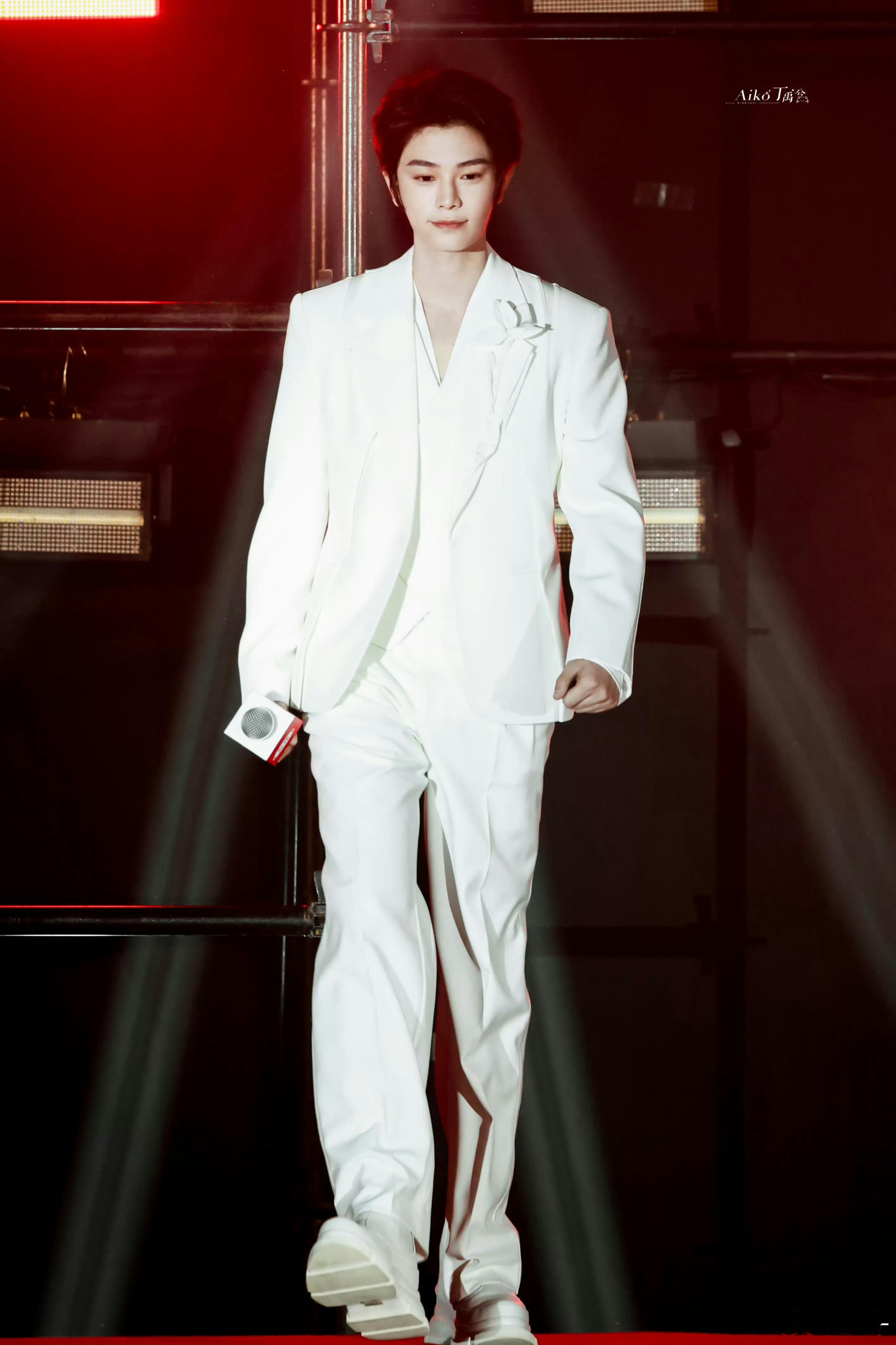 丁禹兮纯白西装高级感 丁禹兮这套纯白西装鲨我！剪裁利落显高级，台上松弛从容，贵气