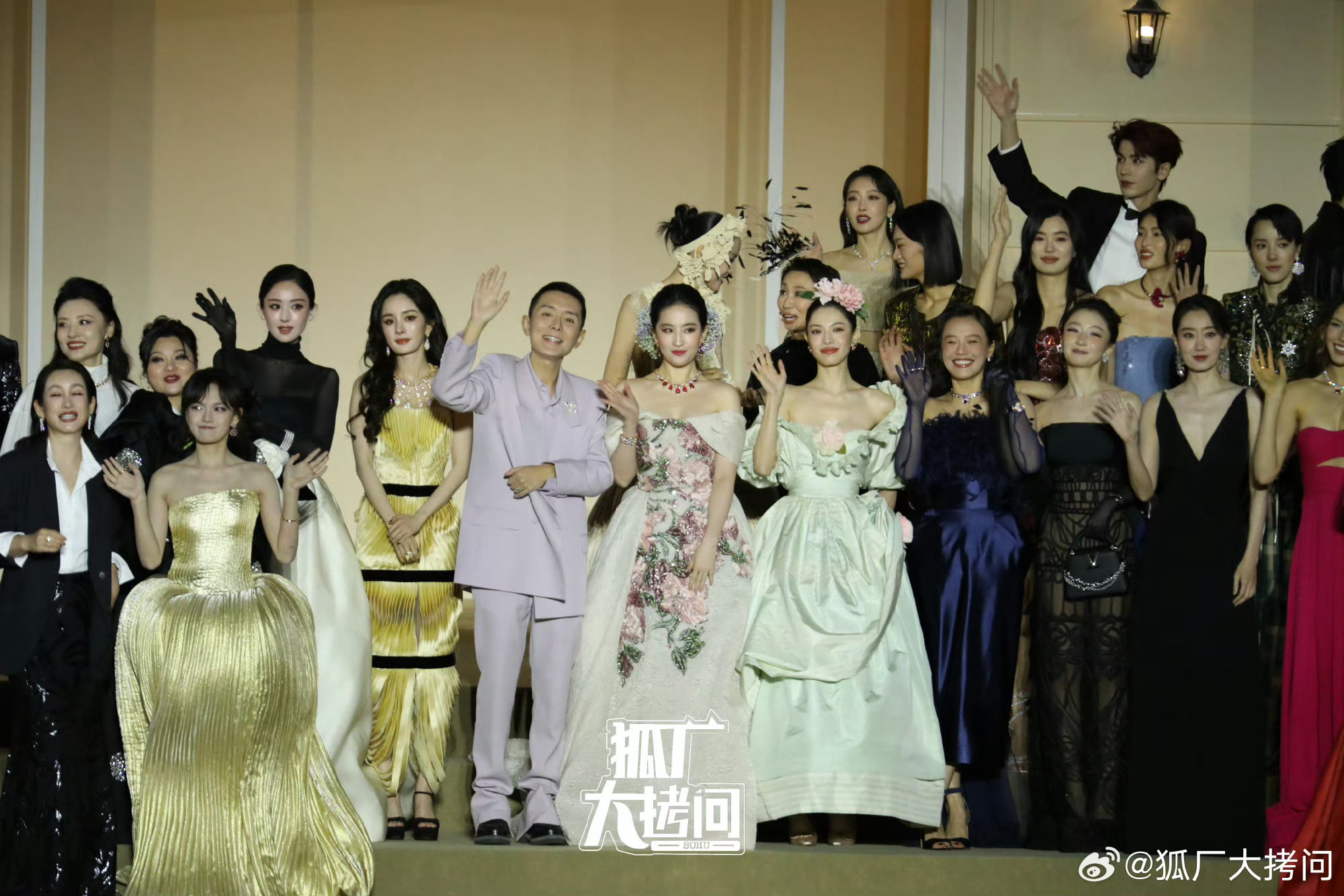 杨幂无疑是这张合影的视觉中心！人群中美得自带焦点，这绝佳的状态和表现力，难怪生图