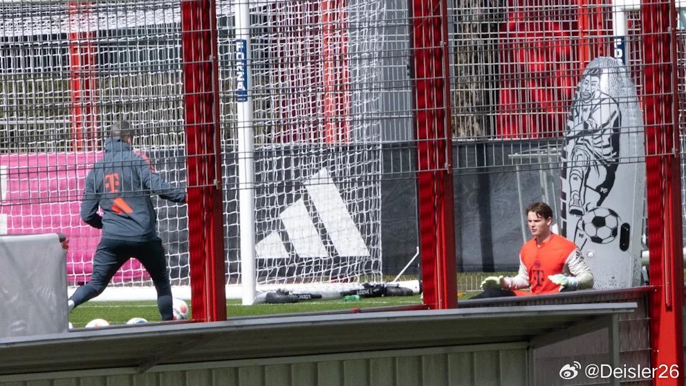 🚨由於右膝關節囊受傷，喬納斯·烏爾比希不得不縮短他首次入選德國國家隊在訓練營的